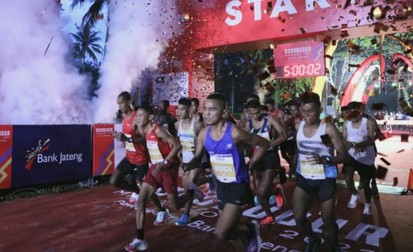 Para pelari kategori elite meninggalkan garis start pada penyelenggaraan Borobudur Marathon 2021, yang dilepas Menpora dan Gubernur Jawa Tengah di Taman Lumbini, kompleks Taman Wisata Candi Borobudur, Kabupaten Magelang, Jawa Tengah, Sabtu (27/11) pagi. 4.619 Pelari Ramaikan Borobudur Marathon 2022