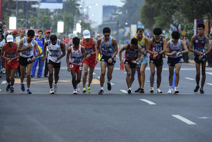 Para pelari memulai nomor Jalan Cepat 20 Kilometer Putra Asian Games 2018 di Stadion Utama Gelora Bung Karno, Senayan, Jakarta, Senin (27/8).