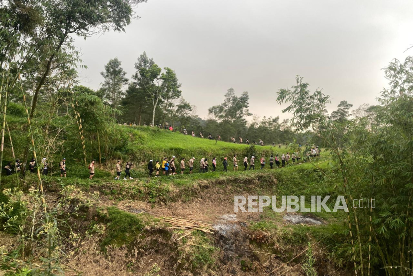 Para pelari terlihat melintas alam pada ajang Avoskin Trail Run yang digelar di Teras Merapi, Cangkringan, Kabupaten Sleman, Daerah Istimewa Yogyakarta, Ahad (29/6/2025).  