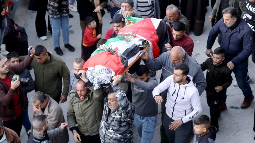 Para pelayat membawa jenazah Jana Zakarneh saat pemakamannya di kota Jenin, Tepi Barat, 12 Desember 2022. Menurut Kementerian Kesehatan Palestina, Jana Zakerneh yang berusia 16 tahun, tewas dalam serangan Israel di Jenin pada 11 Desember.