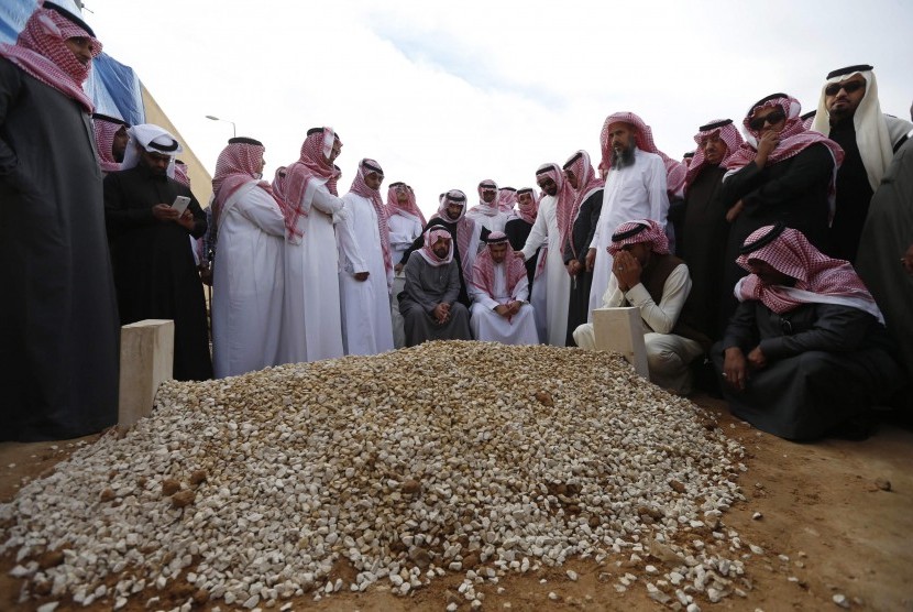  Para pelayat mengelilingi makam almarhum Raja Abdullah usai dimakamkan di Kota Riyadh, Arab Saudi, Jumat (23/1).  (Reuters/Faisal Al Nasser)