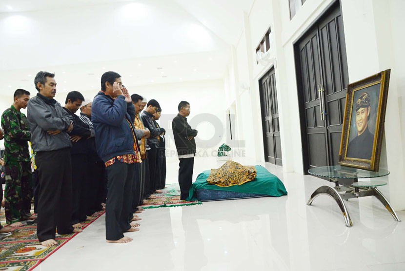  Para pelayat shalat jenazah di depan jenazah almarhum Asep Sunandar Sunarya di Aula Pesantren Budaya Giri Harja, Kecamatan Baleendah, Kabupaten Bandung, Senin (31/3) 