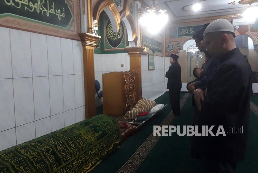 Para pelayat tengah menyolatkan Ustaz Prawoto yang meninggal akibat dianiaya di mesjid Al Muhajirin Jalan Burujul, Desa Mekar Rahayu, Kecamatan Margaasih, Kabupaten Bandung, Kamis (1/2)