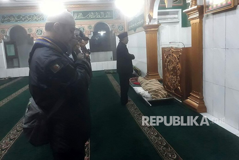 Para pelayat tengah menyolatkan Ustaz Prawoto yang meninggal akibat dianiaya di mesjid Al Muhajirin Jalan Burujul, Desa Mekar Rahayu, Kecamatan Margaasih, Kabupaten Bandung, Kamis (1/2)