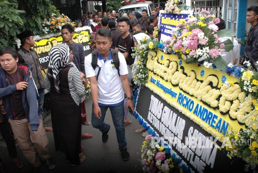 Para pelayat terus berdatangan melayat Rico Andrean (22 tahun) seorang bobotoh Persib yang meninggal saat terjadi keributan, di Stadion Gelora Bandung Lautan Api (GBLA) beberapa waktu lalu, di rumah duka Jalan Tamin Abdul Syukur, Kelurahan Cicadas, Kota Bandung, Kamis (27/7).