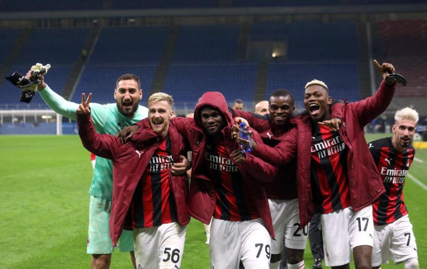 Para pemain AC Milan bersuka cita setelah menaklu.kan Inter Milan 2-1/