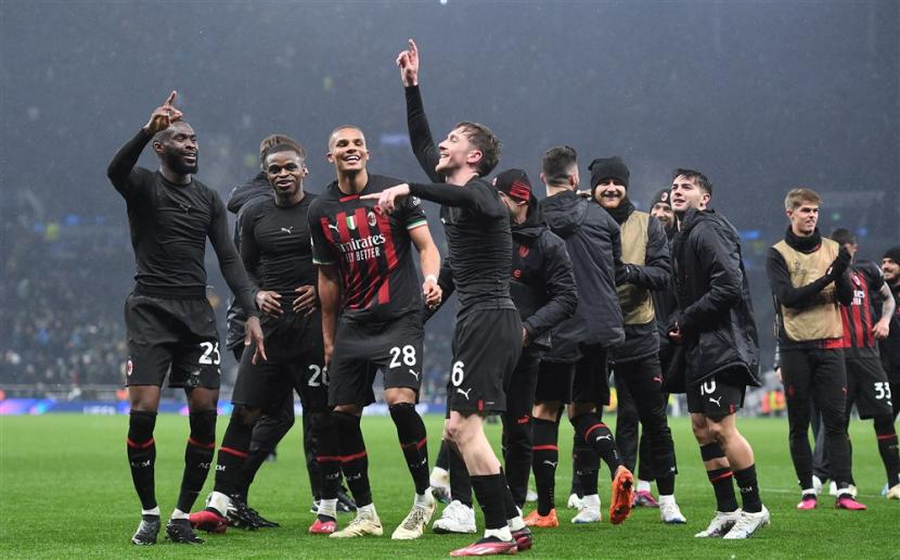 Para pemain AC Milan bersukacita selepas memastikan lolos ke perempat final Liga Champions.