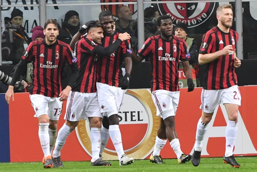 Para pemain AC Milan melakukan selebrasi. 