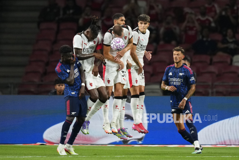 Para pemain AC Milan membentuk pagar hidup dalam pertandingan persahabatan melawan Arsenal di Stadion Nasional Singapura, Rabu (23/7/2025).