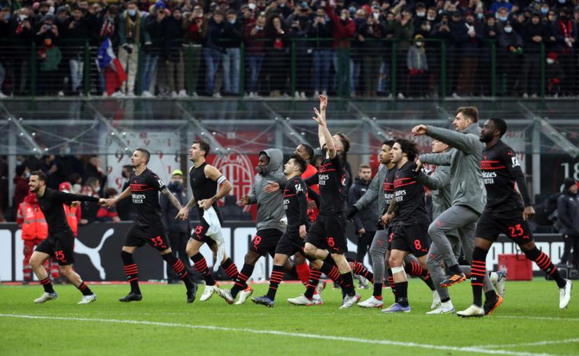 Para pemain AC Milan memberikan penghormatan kepada pendukung mereka di Stadion San Siro selepas mengalahkan Salernitana 2-0 dalam lanjutan Serie A Liga Italia, Sabtu (4/12).