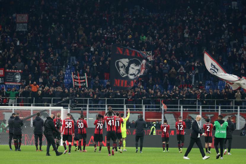 Para pemain AC Milan memberikan salam kepada pendukung mereka di Stadion San Siro pada laga derby della Madonnina di Stadion San Siro, Senin (8/1) dini hari WIB. Jumlah penonton maksimal yang boleh masuk ke stadion di Italia masih di angka 75 persen dari kapasitas stadion.