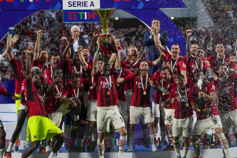 Ilustrasi para pemain AC Milan memegang trofi Serie A Italia. Kampiun Serie A Liga Italia 2021/2022 AC Milan mengumumkan pengambilalihan klub dari Elliott Management menuju ke grup investasi asal Amerika Serikat (AS) RedBird. 