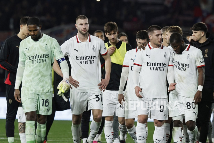 Para pemain AC Milan menunjukkan kekecewaan mereka pada akhir pertandingan sepak bola Seri A Liga Italia kontra Bologna di Stadion Renato Dall