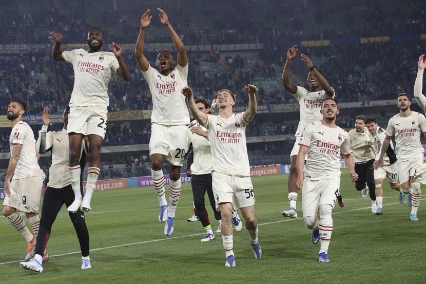 Para pemain AC Milan merayakan akhir pertandingan sepak bola Serie A Liga Italia antara Hellas Verona melawan AC Milan di Stadion Marcantonio Bentegodi, Verona, Italia, Ahad 8 Mei 2022.  AC Milan unggul 3-1 di laga itu dan Sandro Tonali mencetak 2 gol untuk Milan.