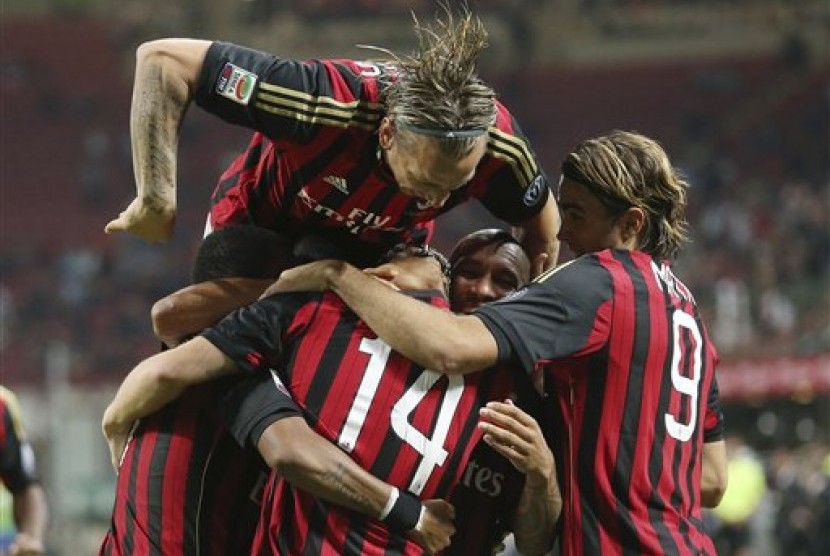 Para pemain AC Milan merayakan gol.