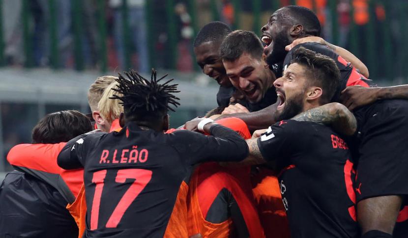 Para pemain AC Milan merayakan gol bunuh diri pemain Hellas Verona, Koray Gunter pada babak kedua laga lanjutan Serie A di Stadion San Siro, Milan, Ahad (17/10) dini hari WIB. AC Milan menang 3-2 pada laga ini.