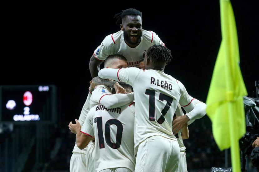 Para pemain AC MIlan merayakan gol Davide Calabria ke gawang Atalanta.