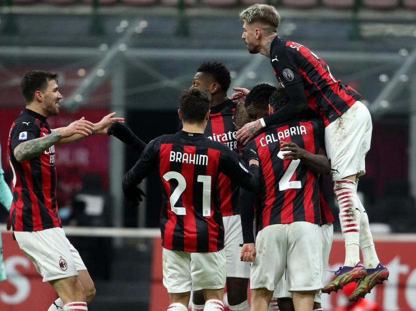 Para pemain AC Milan merayakan gol Frank Kessie (tengah) ke gawang Torino pada laga Serie A di San Siro, Ahad (10/1). Milan menang 2-0.