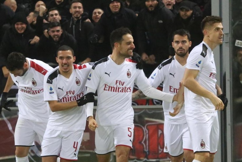 Para pemain AC Milan merayakan gol ke gawang Bologna.