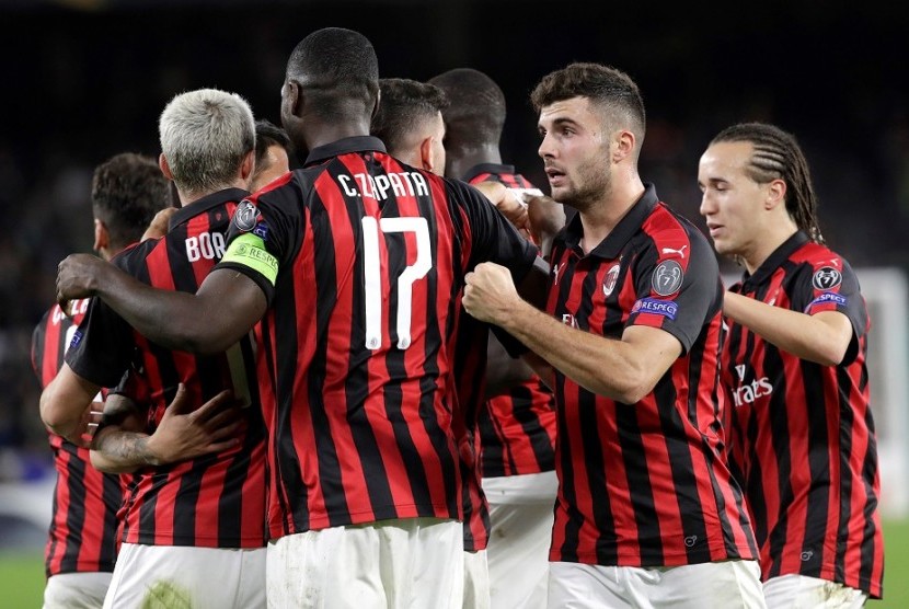 Para pemain AC Milan merayakan gol ke gawang Real Betis.