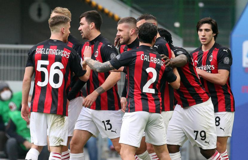 Para pemain AC Milan merayakan gol ke gawang Fiorentina pada lanjutan Liga Italia Seriea A 2020/2021, Senin (30/11).