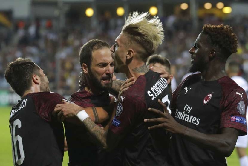 Para pemain AC Milan merayakan gol yang dicetak Gonzalo Higuain (kedua kiri) ke gawang Dudelange di Liga Europa.