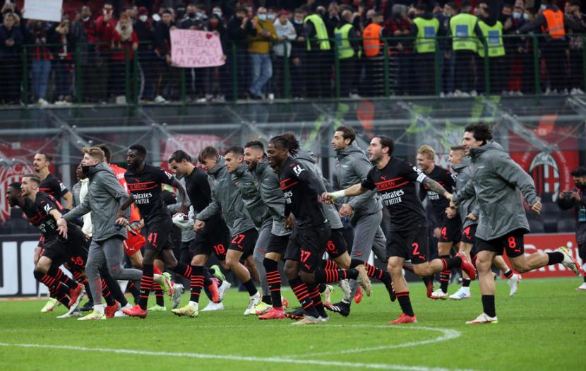Para pemain AC Milan merayakan keberhasilan mengalahkan Torino di San Siro, Rabu (27/10) dini hari WIB.