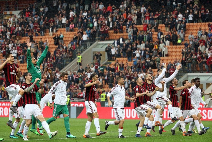 Para pemain AC Milan merayakan kemenangan 5-1 atas Fiorentina pada laga Serie A di San Siro, Ahad (20/5) dini hari WIB.