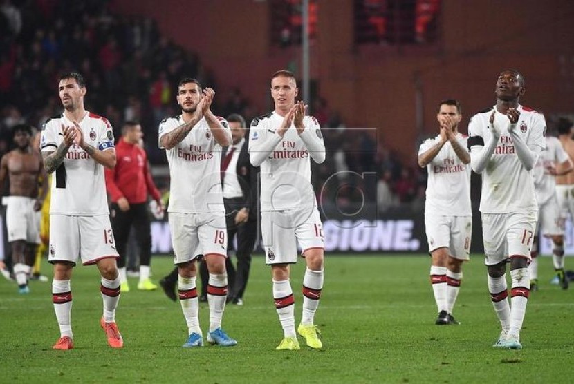 Para pemain AC Milan merayakan kemenangan.