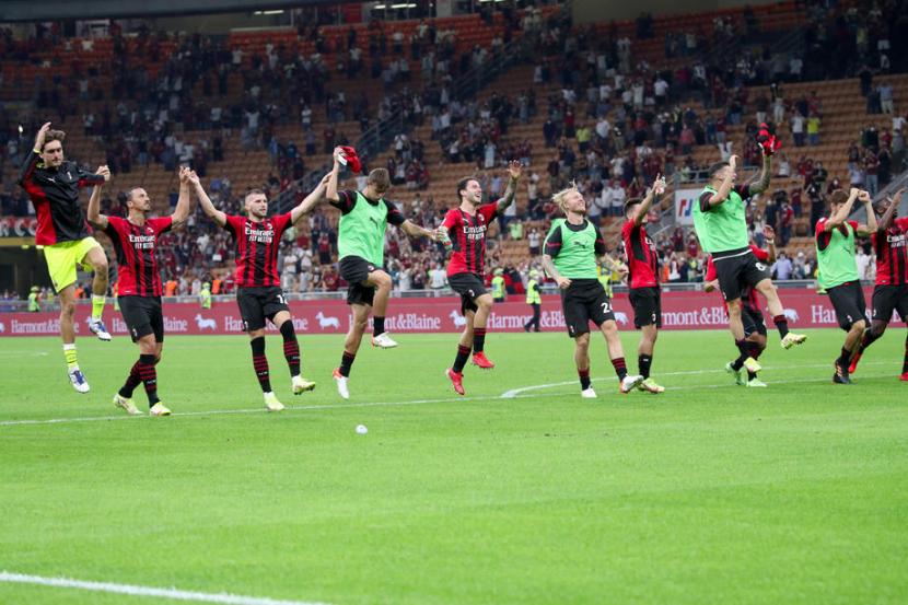 Para pemain AC Milan merayakan kemenangan atas Lazio di Serie A.