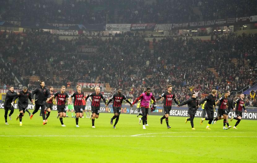 Para pemain AC Milan merayakan kemenangan atas RB Salzburg sekaligus memastikan satu tempat di babak 16 besar Liga Champions.