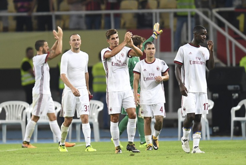 Para pemain AC Milan merayakan kemenangan atas Shkendija pada laga play-off Liga Europa di Skopje, Makedonia, Jumat (25/8) dini hari WIB. Milan menang 1-0. 