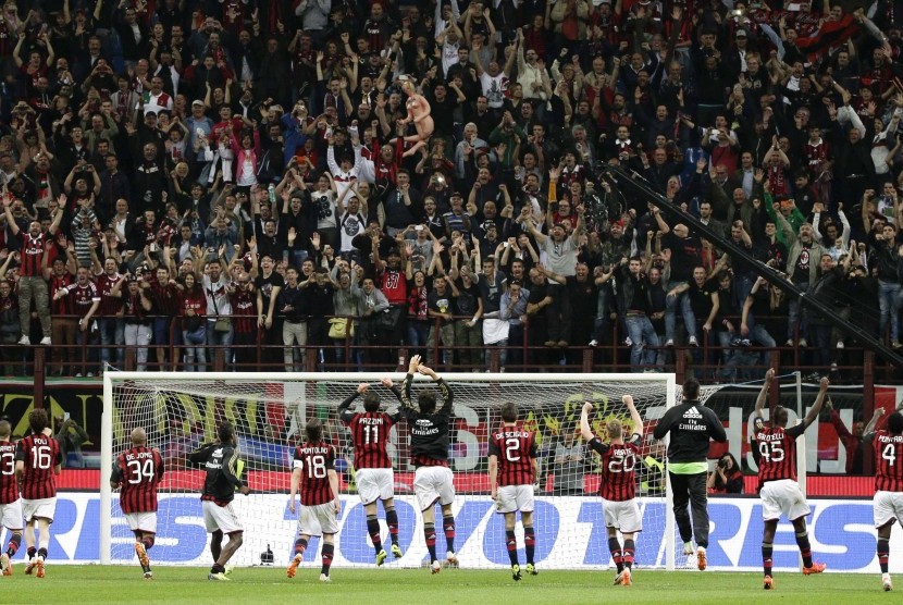 Para pemain AC Milan merayakan kemenangan bersama para suporter setianya usai memenangkan laga Derby della Madonnina melawan Inter Milan.
