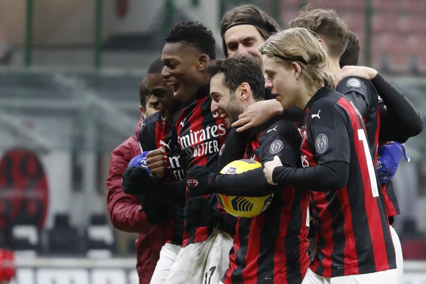  Para pemain AC Milan merayakan kemenangan setelah mengalahkan Torino dalam pertandingan 16 besar Piala Italia antara AC Milan dan Torino di stadion San Siro, di Milan, Italia, Selasa, 12 Januari 2021.