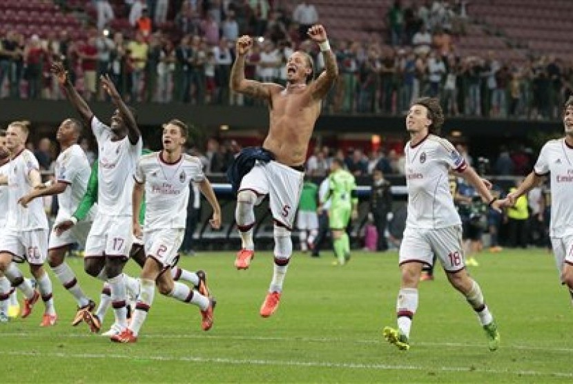 Para pemain AC Milan merayakan kesuksesan mereka lolos ke fase grup Liga Champions.