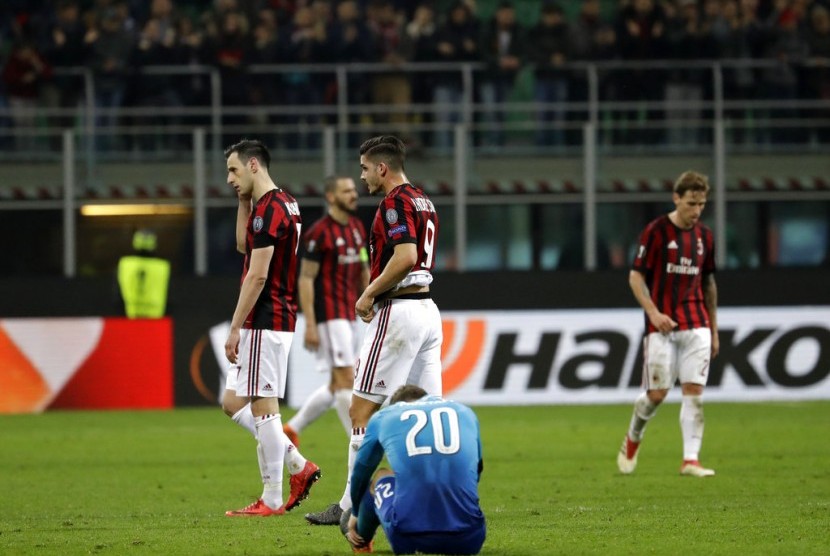 Para pemain AC Milan tertunduk lesu setelah dikalahkan Arsenal 0-2.