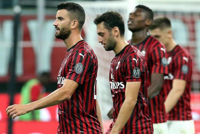 Para pemain AC Milan tertunduk usai takluk dari Fiorentina.