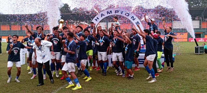 Para pemain Adhyaksa Farmel FC merayakan gelar juara Liga 3.
