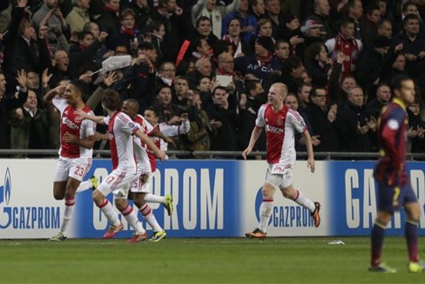 Para pemain Ajax Amsterdam merayakan gol.