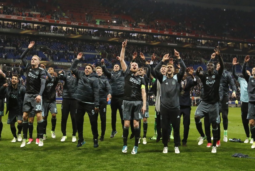 Para pemain Ajax Amsterdam merayakan kelolosan mereka ke babak final Liga Europa setelah laga melawan Olympique Lyon di Lyon, Prancis, Jumat (12/5) dini hari WIB. Ajax menang agregat 5-4.