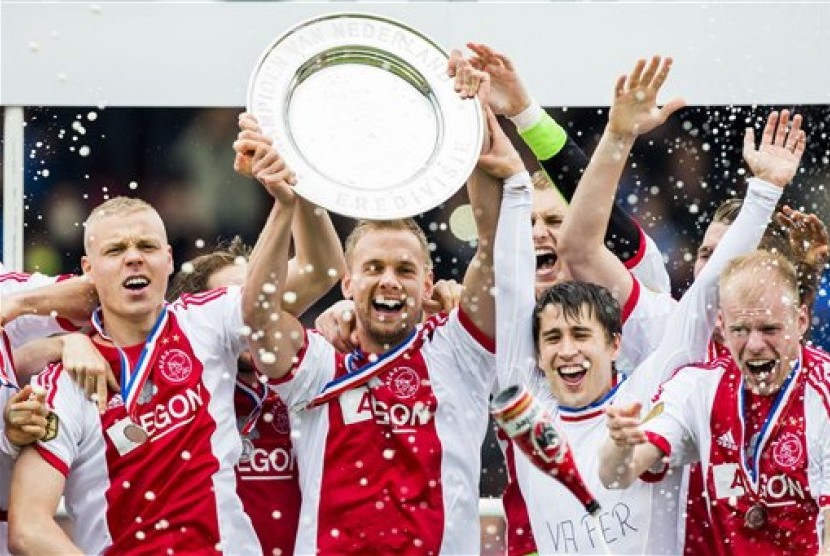 Para pemain Ajax merayakan gelar Eredivisie ke-33.