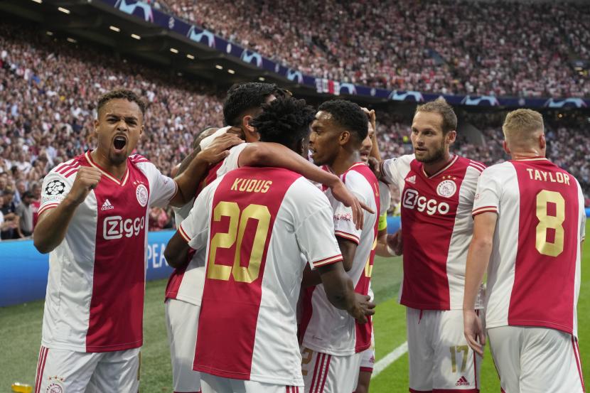  Para pemain Ajax merayakan gol pertama timnya, yang dicetak oleh Edson Alvarez, dalam pertandingan sepak bola grup A Liga Champions antara Ajax dan Rangers di Johan Cruyff ArenA di Amsterdam, Belanda,Kamis (8/9) dini hari WIB.