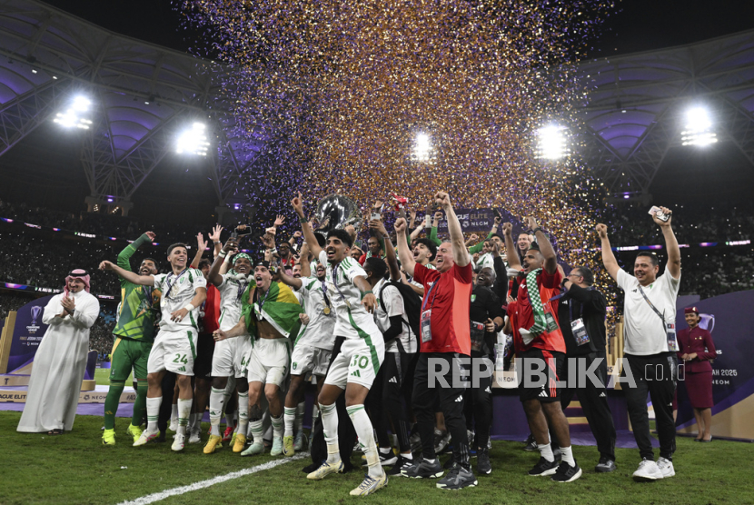 Para pemain Al Ahli merayakan gelar juara Liga Champions Asia di Stadion Alinma (King Abdullah Sports City), Jeddah, Arab Saudi, Ahad (4/5/2025) dini hari WIB.