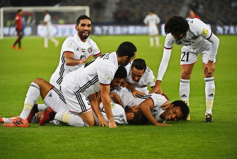 Para pemain Al Jazira merayakan gol ke gawang  Urawa Reds pada laga perempat final Piala Dunia Antarklub di Abu Dhabi, Sabtu (9/12). 