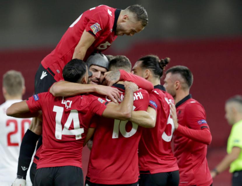 Para pemain Albania merayakan keberhasilan promosi ke Liga B UEFA Nations League.