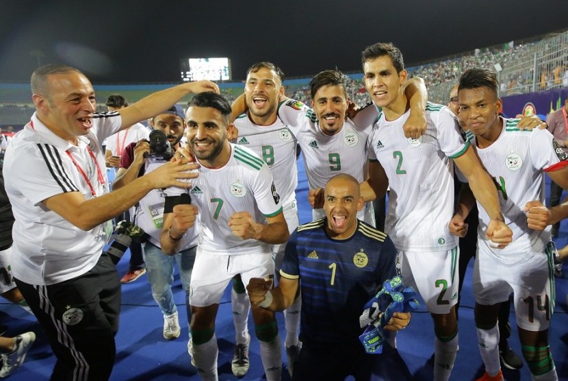 Para pemain Aljazair merayakan keberhasilan melangkah ke delapan besar Piala Afrika 2019.