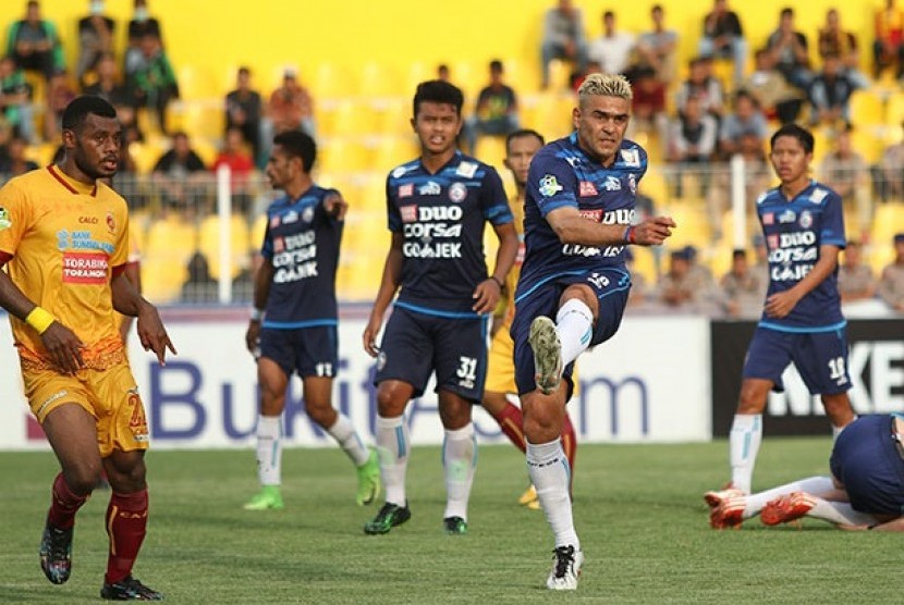 Para pemain Arema FC (baju biru) saat melawan Sriwijaya FC.