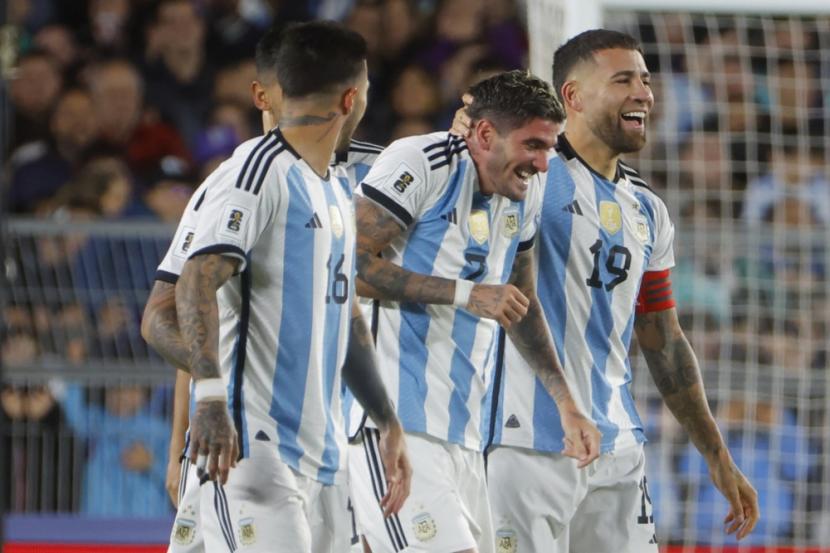 Para pemain Argentina merayakan gol Nicolas Otamendi ke gawang Paraguay dalam laga kualifikasi Piala Dunia 2026.
