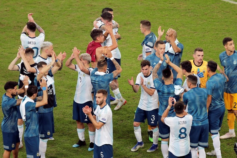 Para pemain Argentina merayakan kemenangan atas Qatar sekaligus keberhasilan lolos ke perempat final Copa America 2019.