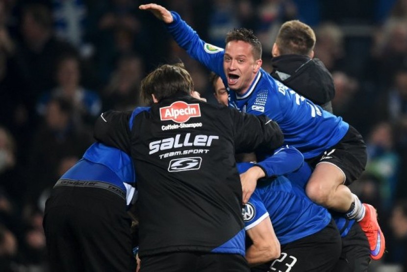 Para pemain Arminia Bielefeld merayakan keberhasilan menembus semifinal Piala Jerman.